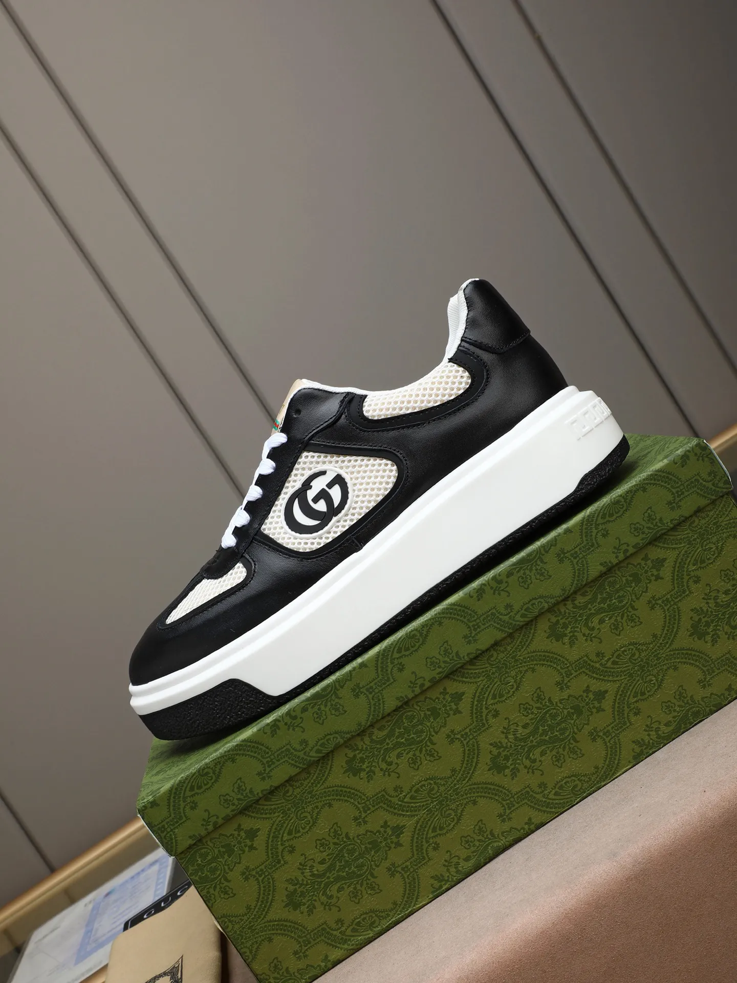 Men's shoes 💰480 New men's shoes GUCCI Fashion trend Made of first-layer calfskin ➕ washed sheep lining! The foot feels super comfortable and the workmanship is impeccable. Foam ultra-light outsole, size: 38-44 (45 customized) 3 colors to choose from!